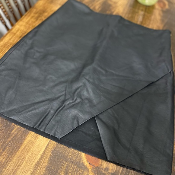 Club Monaco Pleather Skirt Size 4 - Picture 1 of 8